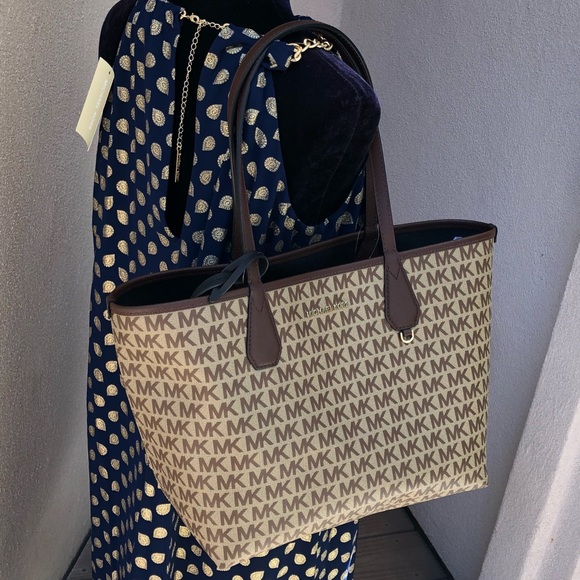 Michael Kors Candy Large Reversible Tote+Wristlet - Picture 4 of 8